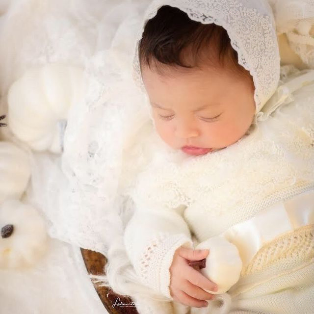 Carmen Varona Moda Infantil bebe con traje blanzo