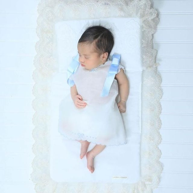 Carmen Varona Moda Infantil bebe en toquilla blanca