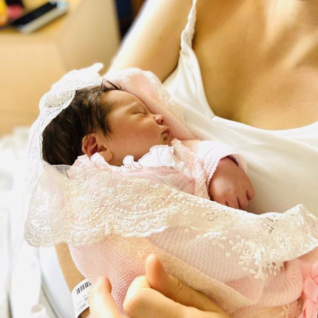 Carmen Varona Moda Infantil bebe en brazos de madre