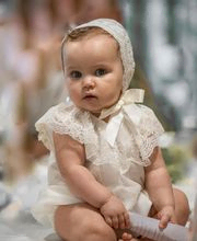 Carmen Varona Moda Infantil bebe con traje bautizo