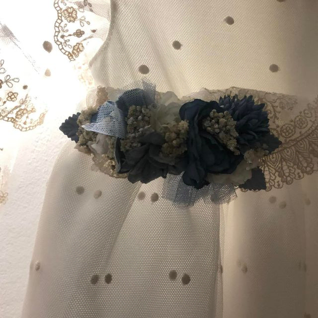 Carmen Varona Moda Infantil traje bautizo con flores azules